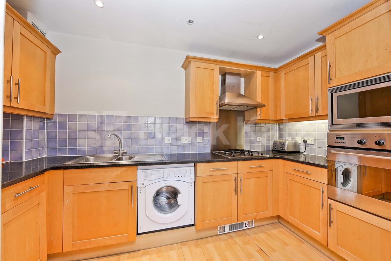 Beautiful apartment, over looking tranquil gardens & private parking   Russell Lodge. Spurgeon Street, London Bridge